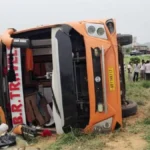 Bus Accident Nuh: दिल्ली-मुंबई एक्सप्रेसवे पर पलटी टूरिस्ट बस, नूंह में ग्रामीणों ने शीशे तोड़कर बचाई यात्रियों की जान