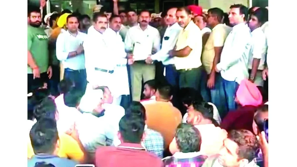 Kurukshetra News: बिजली निगम की चारों यूनियनों का रोष प्रदर्शन, निजीकरण के खिलाफ मुख्यमंत्री को भेजा ज्ञापन