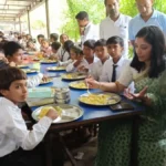 Mahendragarh News: बच्चों संग जमीन पर बैठीं डीसी अनुपमा अंजलि, महेंद्रगढ़ स्कूल में चखा मिड-डे मील का स्वाद