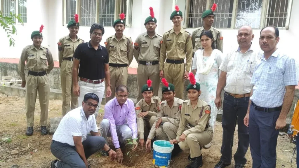 Mandi Ateli News: सिलारपुर व मोहम्मदपुर पशु अस्पतालों में रोपे गए पौधे, लिया संरक्षण का संकल्प