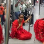 Metro Viral Dance: मेट्रो में फिर मचा रील का बवाल, लाल कपड़ों में युवती ने यात्रियों के सामने किया डांस; वायरल हुआ वीडियो