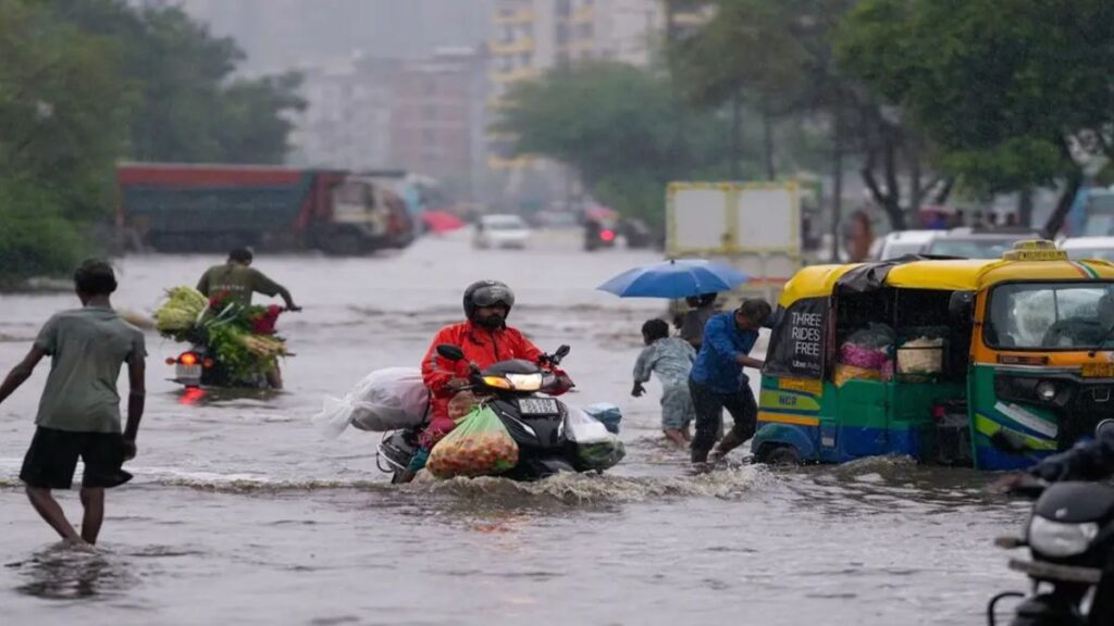 Monsoon in India: देशभर में मानसून का असर तेज, गुजरात-उत्तराखंड में स्कूल बंद, 7 राज्यों में भारी बारिश का अलर्ट