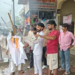 Nangal Choudhary News: जंतर-मंतर लाठीचार्ज के विरोध में नांगल चौधरी में बवंडर, युवाओं ने फूंका केंद्रीय शिक्षा मंत्री का पुतला