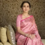 Nita Ambani Fashion: ऊपर से नहीं होती कोई कढ़ाई, जानिए नीता अंबानी की ब्लश पिंक साड़ी की खासियत और कीमत