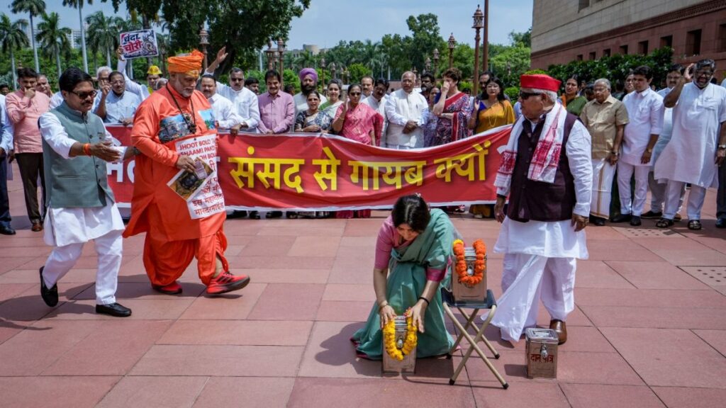 विपक्ष ने ‘चंदा चोरी’ को संसद परिसर में नाट्यकला के जरिये दर्शाया, ‘पुजारी’ बनकर पहुंचे पप्पू यादव