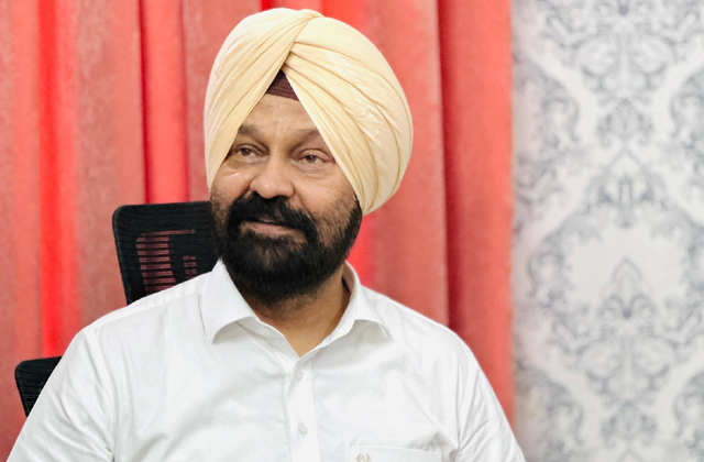 Punjab News: मोहाली में पुलिस नाके पर रोकी आप विधायक की गाड़ी, ASI सस्पेंड, डिंपी ढिल्लों बोले- उसने...