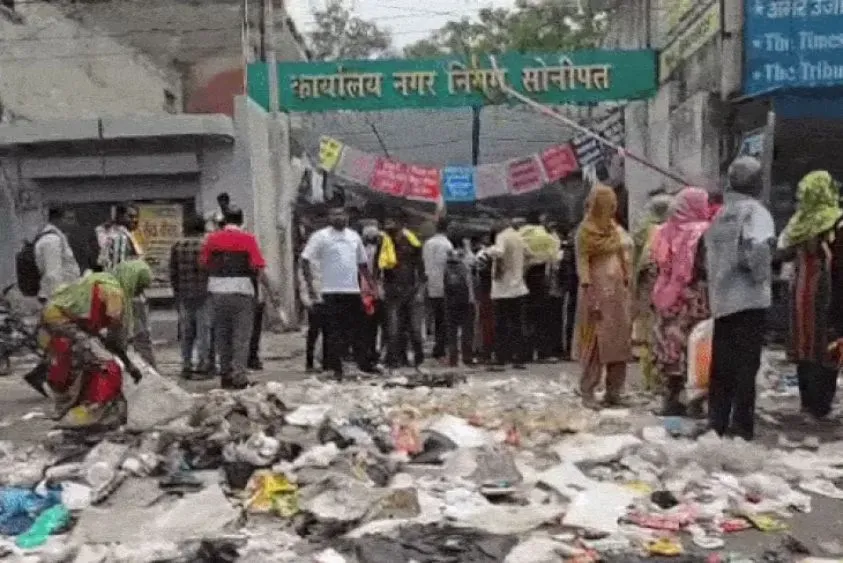 सोनीपत में सफाईकर्मियों का 'कूड़ा प्रदर्शन', निगम दफ्तर के बाहर गंदगी डाल प्रशासन को ललकारा