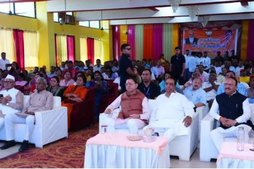 देहरादून में सीएम धामी ने सुनी 'मन की बात', बोले- पीएम मोदी के संकल्पों से संवर रहा है उत्तराखंड