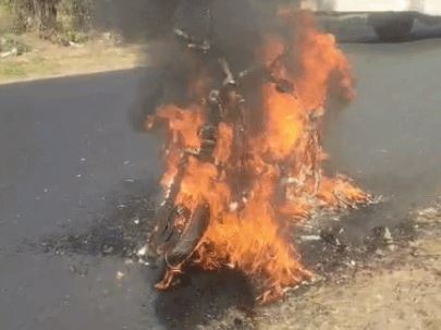 Rajasthan News: दौसा में हाईवे पर चलती इलेक्ट्रिक स्कूटी में आग, युवक ने कूदकर बचाई जान, बड़ा हादसा...