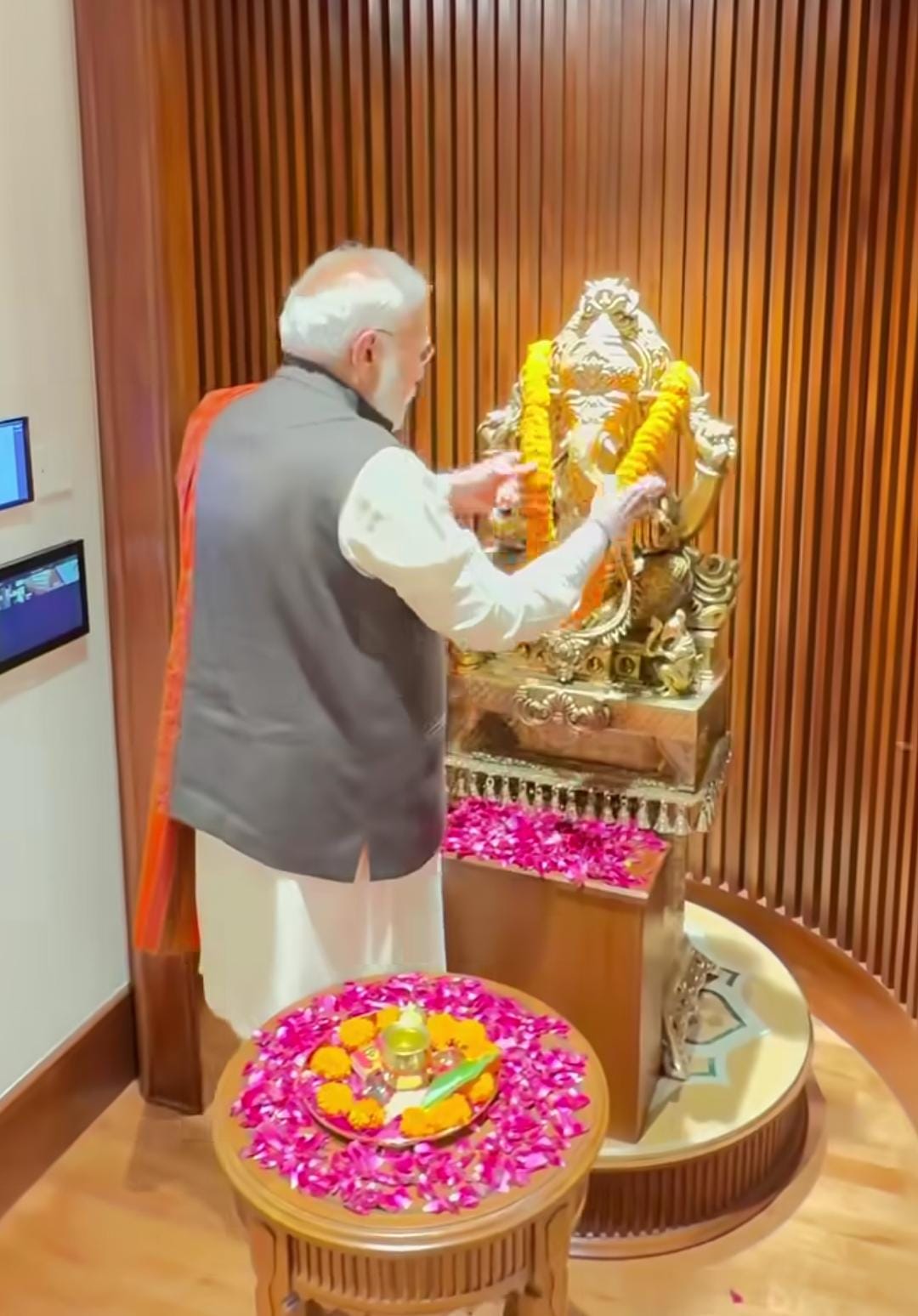 दिल्ली के राष्ट्रीय राजधानी बनने के 95वें वर्ष के अवसर पर मोदी ने नये पीएमओ भवन का उद्घाटन किया