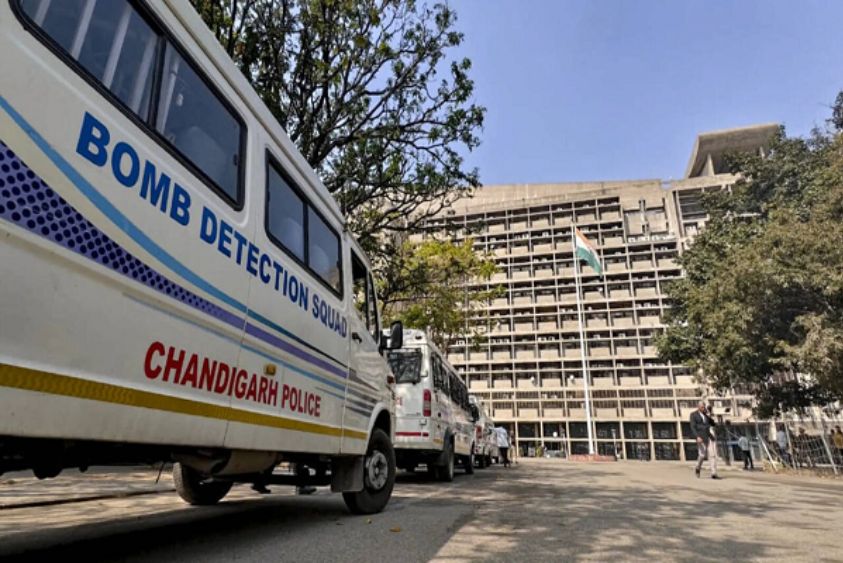 Chandigarh News: चंडीगढ़ में डीसी दफ्तर और पंजाब यूनिवर्सिटी को बम धमकी के बाद हाई अलर्ट, बम स्क्वॉड...