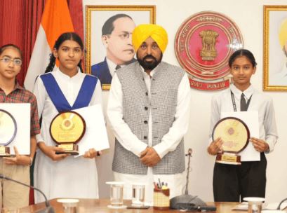  Punjab News: सीएम भगवंत मान ने 8वीं की टॉप तीन छात्राओं से मिले, पेरेंट्स सहित आवास पर बुलाकर किया सम्मानित