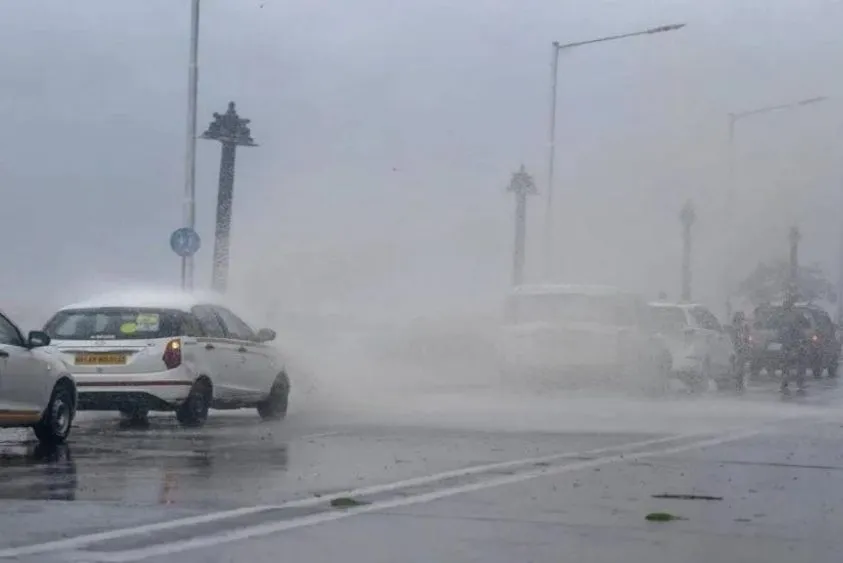  हरियाणा के 10 जिलों में तूफान और ओलावृष्टि की चेतावनी, किसानों की बढ़ी मुसीबत