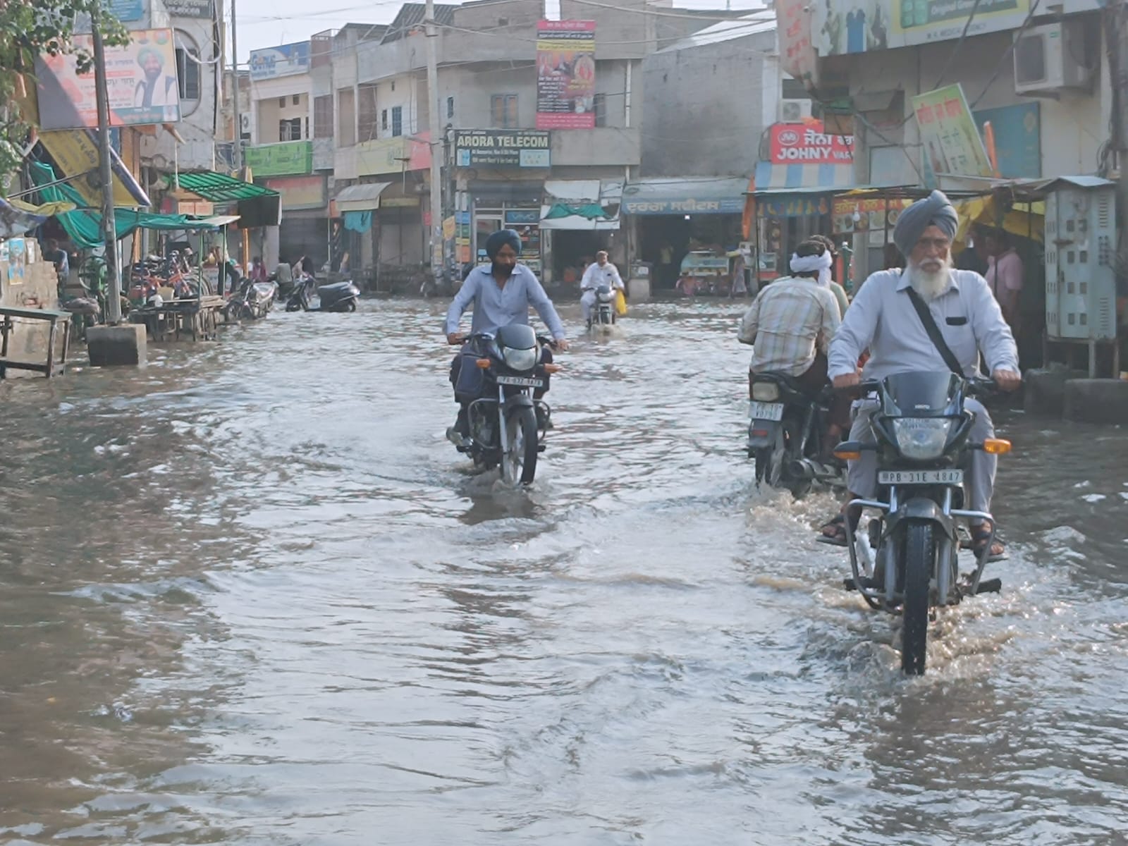  Punjab Weather: पंजाब-चंडीगढ़ में बारिश और तेज हवाएं चलने का अलर्ट, मानसा में डेयरी फार्म का टीन शेड गिरने से 2 भैंसों की मौत