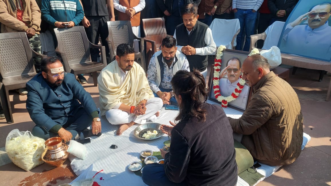 पूरे विधि विधान के साथ महाराष्ट्र के उपमुख्यमंत्री अजित पवार की अस्थियां गंगा में प्रभावित