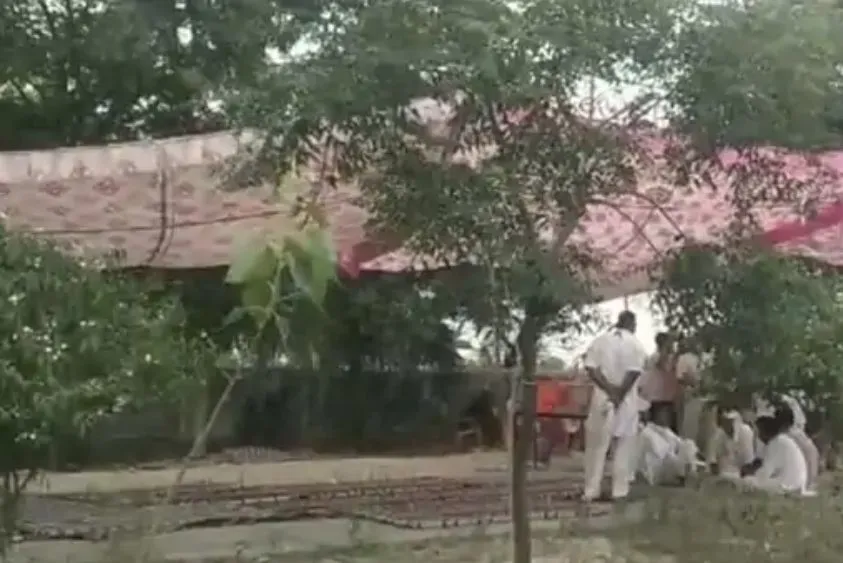  कैथल में बिजली दफ्तर के बाहर तंबू तानकर सोए ग्रामीण, 16 घंटे सप्लाई की मांग को लेकर अड़े