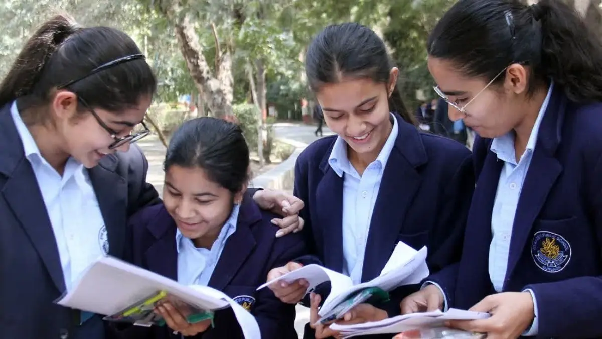CBSE 12वीं का रिजल्ट जारी: लड़कियों ने मारी बाजी, लड़कों से 6.73% बेहतर परिणाम, 85.20% छात्र पास