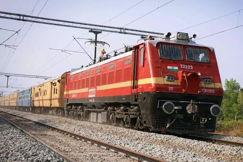 रेल यात्री ध्यान दें! शनिवार को 6 घंटे की देरी से चलेगी गुरुमुखी एक्सप्रेस, संपर्क क्रांति का भी रूट...