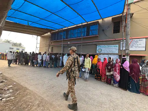  विधानसभा चुनाव: बंगाल और तमिलनाडु में वोटिंग के दौरान लंबी कतारें, चेन्नई में सितारों की वजह से बढ़ी भीड़, बूथ पर अफरा-तफरी