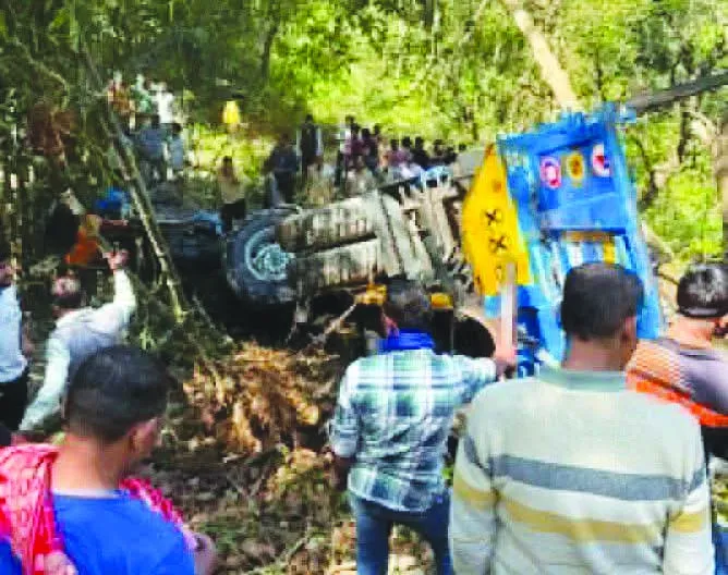  हिमाचल प्रदेश में बड़ा सड़क हादसा: श्रद्धालुओं से भरी ट्रैक्टर ट्रॉली के खाई में गिरने से तीन की मौत