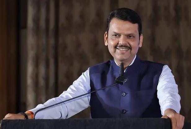 राकांपा के दोनों गुटों के नेता लेंगे विलय पर फैसला: फडणवीस