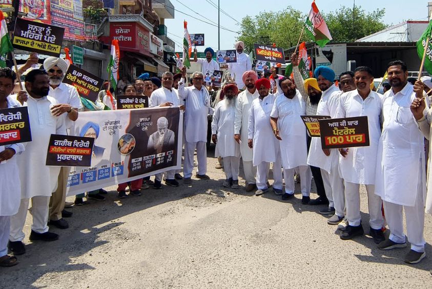  महंगाई की मार: कांग्रेस द्वारा बरनाला में अनोखा प्रदर्शन, खच्चर रेहड़ी पर चढ़कर जताया रोष