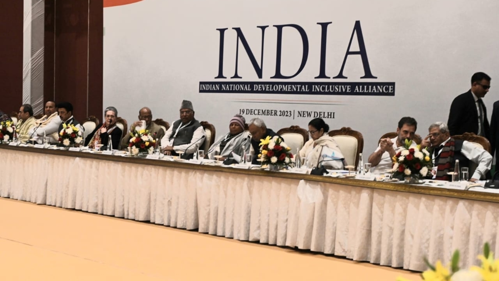 दिल्ली में INDIA ब्लॉक की बैठक में 23 विपक्षी दल एक मंच पर जुटे: यूथ कांग्रेस ने राहुल के खिलाफ लगे पोस्टर हटाए