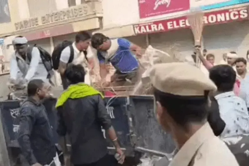  सोनीपत में सफाई कर्मचारियों पर FIR: JCB रोकने और सड़क पर कूड़ा फेंकने के आरोप में केस दर्ज