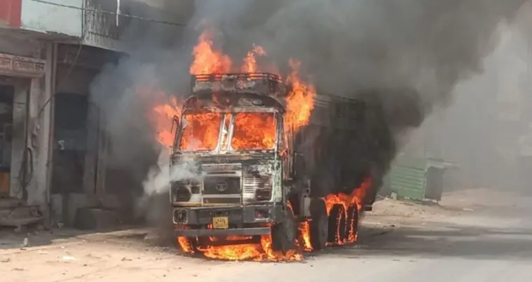  अजमेर में बड़ा हादसा होते होते टला: जलते ट्रक को आबादी से दूर ले गया ड्राइवर, केमिकल से भरे खड़े ट्रक में अचानक लगी आग