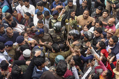  मप्र : कांग्रेस और भाजयुमो कार्यकर्ताओं ने एक-दूसरे पर किया पथराव, 10 लोग घायल