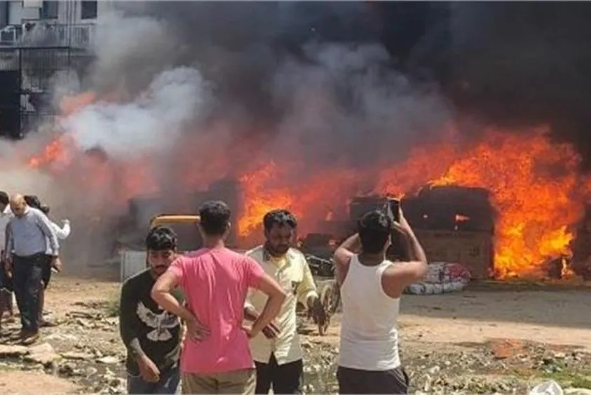  गुरुग्राम न्यूज़: सेक्टर-50 की झुग्गियों में लगी भीषण आग, पास के मकान को भी किया राख