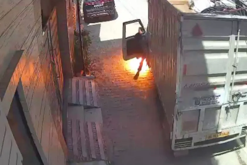  फरीदाबाद में मौत का तांडव: 11 हजार वोल्ट की लाइन से टकराई पिकअप, धमाके के साथ भड़की आग