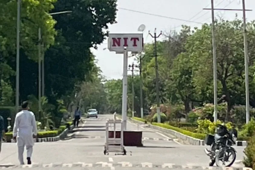  तौलिए पर टोकने से शुरू हुआ बवाल, अब NIT के सहायक रजिस्ट्रार से माफी की मांग पर अड़े कर्मचारी