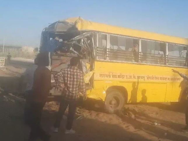  बाड़मेर में सड़क हादसा: स्कूल बस और ट्रक की टक्कर में 10 बच्चे घायल, फंसे बच्चों को जेसीबी से बाहर निकाला