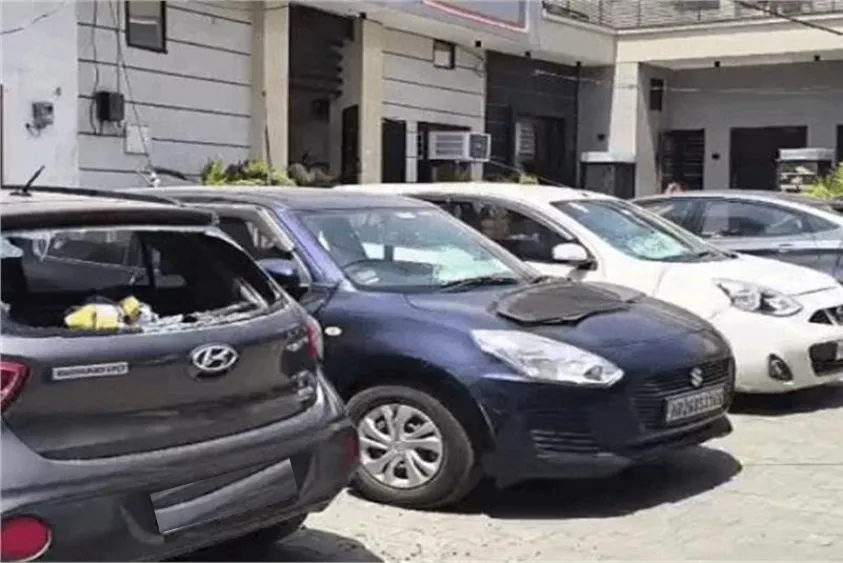  यमुनानगर में गुंडागर्दी: लोहारन मोहल्ला में बदमाशों का उत्पात, पिता-पुत्र को पीटा और 8 गाड़ियां तोड़ीं