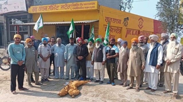 इंसाफ न मिलने पर किसानों का प्रदर्शन,  गांव डोड में एसएसपी फरीदकोट का पुतला फूंका