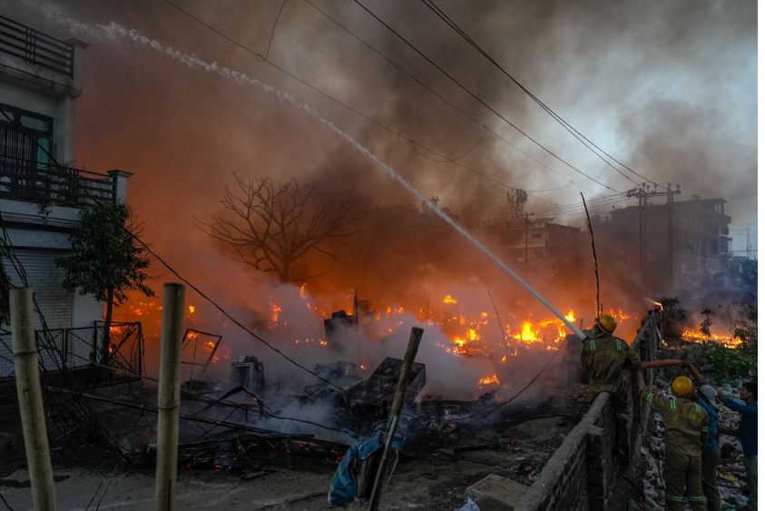  लखनऊ  झुग्गी बस्ती अग्निकांड: बेघसर हुए लोग मलबे में तलाश रहे सामान, सैकड़ों परिवार खुले में रहने को मजबूर