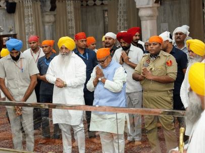  पंचकूला के गुरुद्वारा श्री नाडा साहिब पहुंच राज्यपाल कटारिया ने टेका माथ, गुरु अर्जन देव जी शहीदी गुरुपर्व पर की अरदास