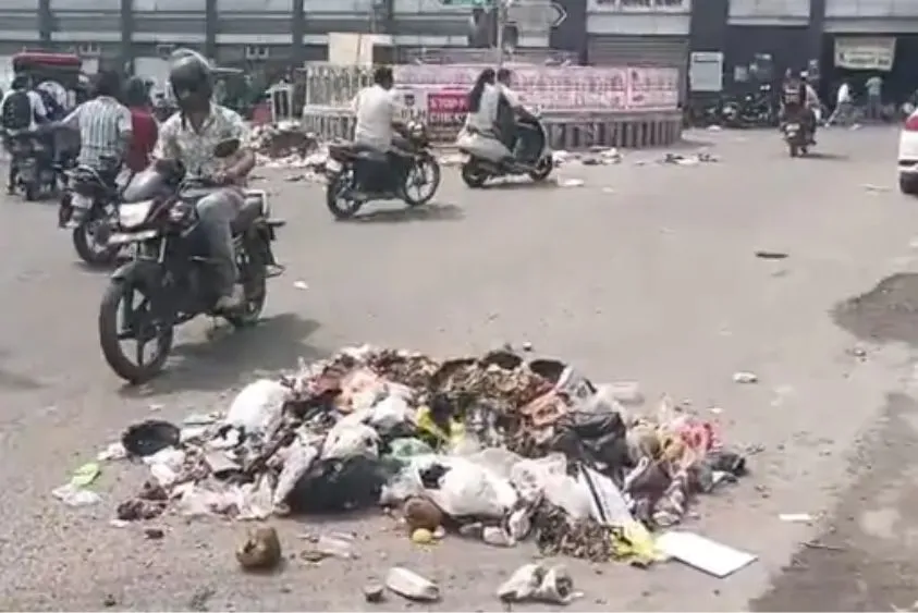  कैथल में 'कचरा क्रांति': सफाई कर्मचारियों की हड़ताल से शहर हुआ बेहाल, सड़कों पर लगे गंदगी के अंबार