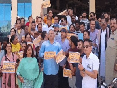 Punjab News: पठानकोट में आप नेताओं ने बागी सांसदों के खिलाफ किया विरोध प्रदर्शन, हाथों में पोस्टर ले...