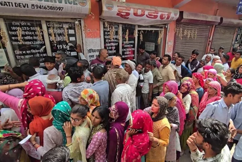  दादरी में गैस का 'हाहाकार': क्लासरूम छोड़कर एजेंसियों के बाहर छात्र