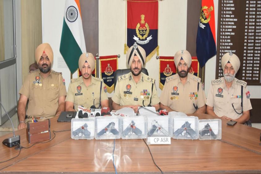  Punjab News: अमृतसर में पाकिस्तान समर्थित हथियार तस्करी मॉड्यूल बेनकाब, पुलिस ने नाबालिग सहित 5 आरोपी पकड़े