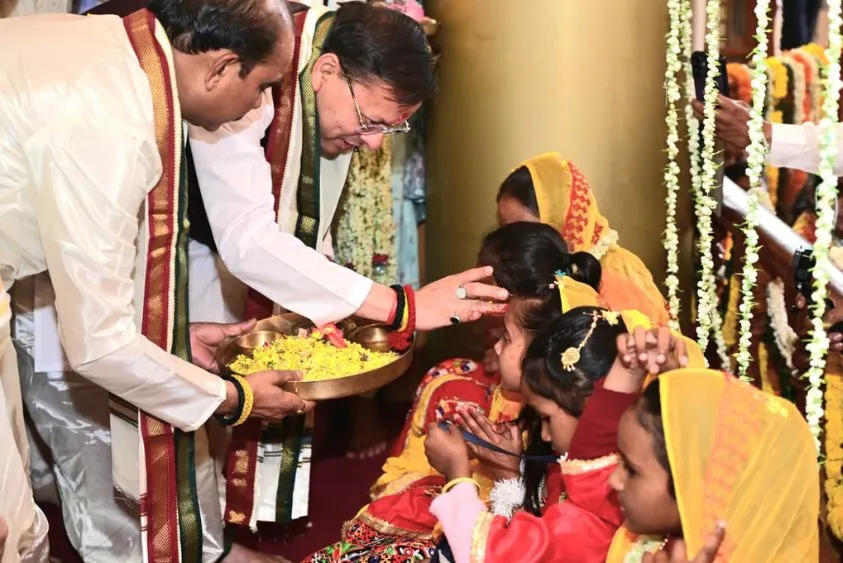  डोल आश्रम में मुख्यमंत्री धामी की भक्ति: 1100 कन्याओं का पूजन कर माँ राजेश्वरी का किया अभिषेक