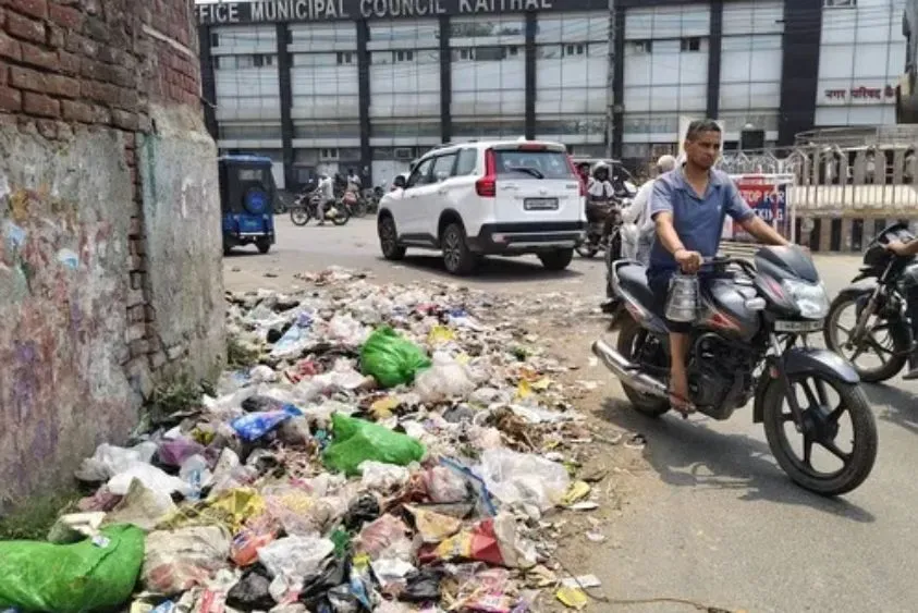 कैथल में कचरे का संकट: सफाईकर्मियों की हड़ताल से सड़कों पर जमा हुआ 550 टन कूड़ा