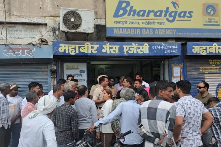  कुरुक्षेत्र में गैस के लिए 'गदर': महावीर एजेंसी के बाहर भारी हंगामा, पुलिस ने संभाला मोर्चा