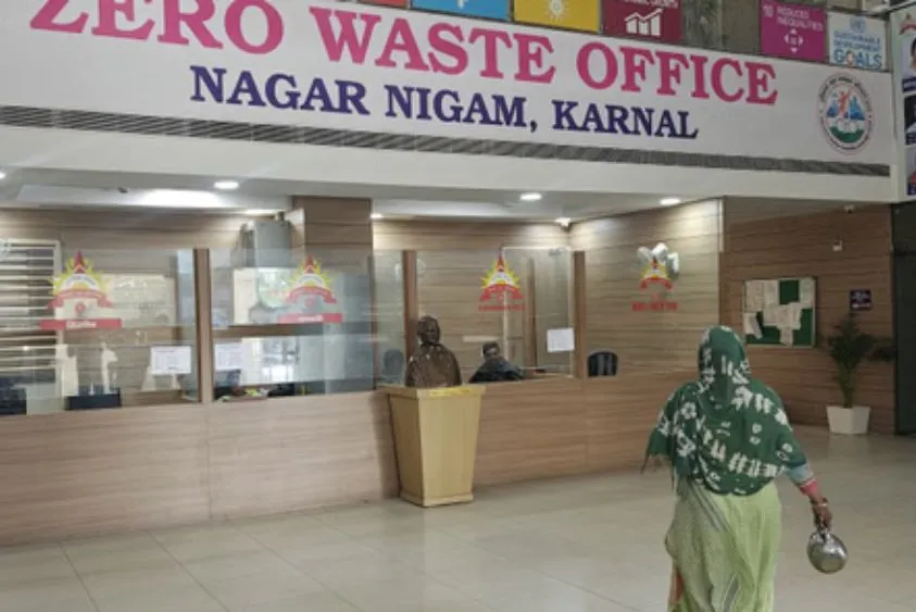 करनाल: झाड़ू छोड़ने के बाद अब निगम कर्मचारियों ने छोड़ी सीटें, गंदगी के ढेर में तब्दील हुआ ऑफिस