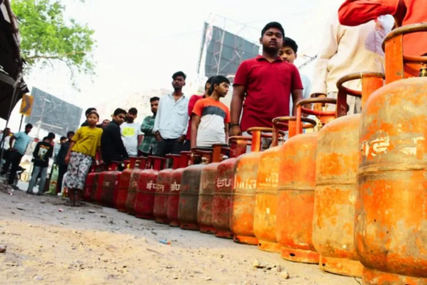  हरियाणा में गैस माफिया पर बड़ी स्ट्राइक: 923 सिलिंडर जब्त, झज्जर और गुरुग्राम में भारी बरामदगी