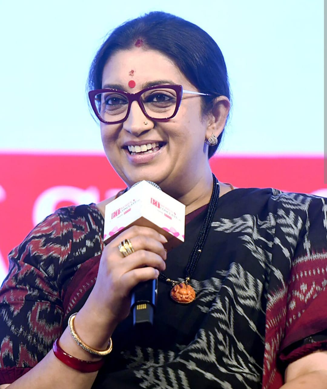 बजट में लिखी बातों को न तो पढ़ते और न ही सुनते हैं राहुल गांधी : स्मृति ईरानी