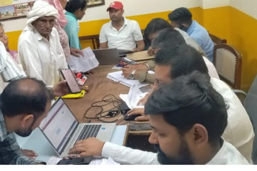  कुरुक्षेत्र में 'समाधान' के लिए भटक रहे लोग: शिविरों में भी नहीं मिल रही राहत, दफ्तरों के चक्कर काट थक रहे बुजुर्ग