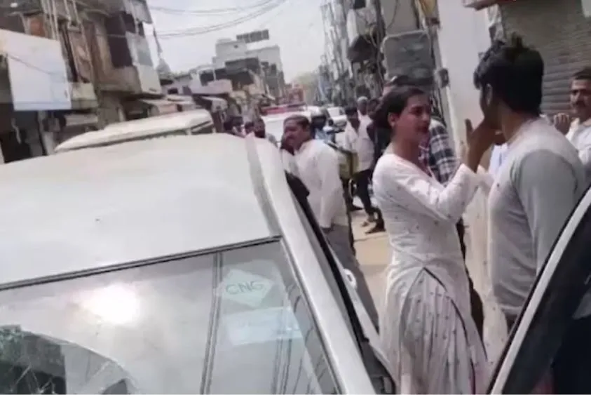  महेंद्रगढ़ में किन्नरों का खूनी संघर्ष: बधाई के अधिकार को लेकर सरेराह हुई मारपीट और तोड़फोड़